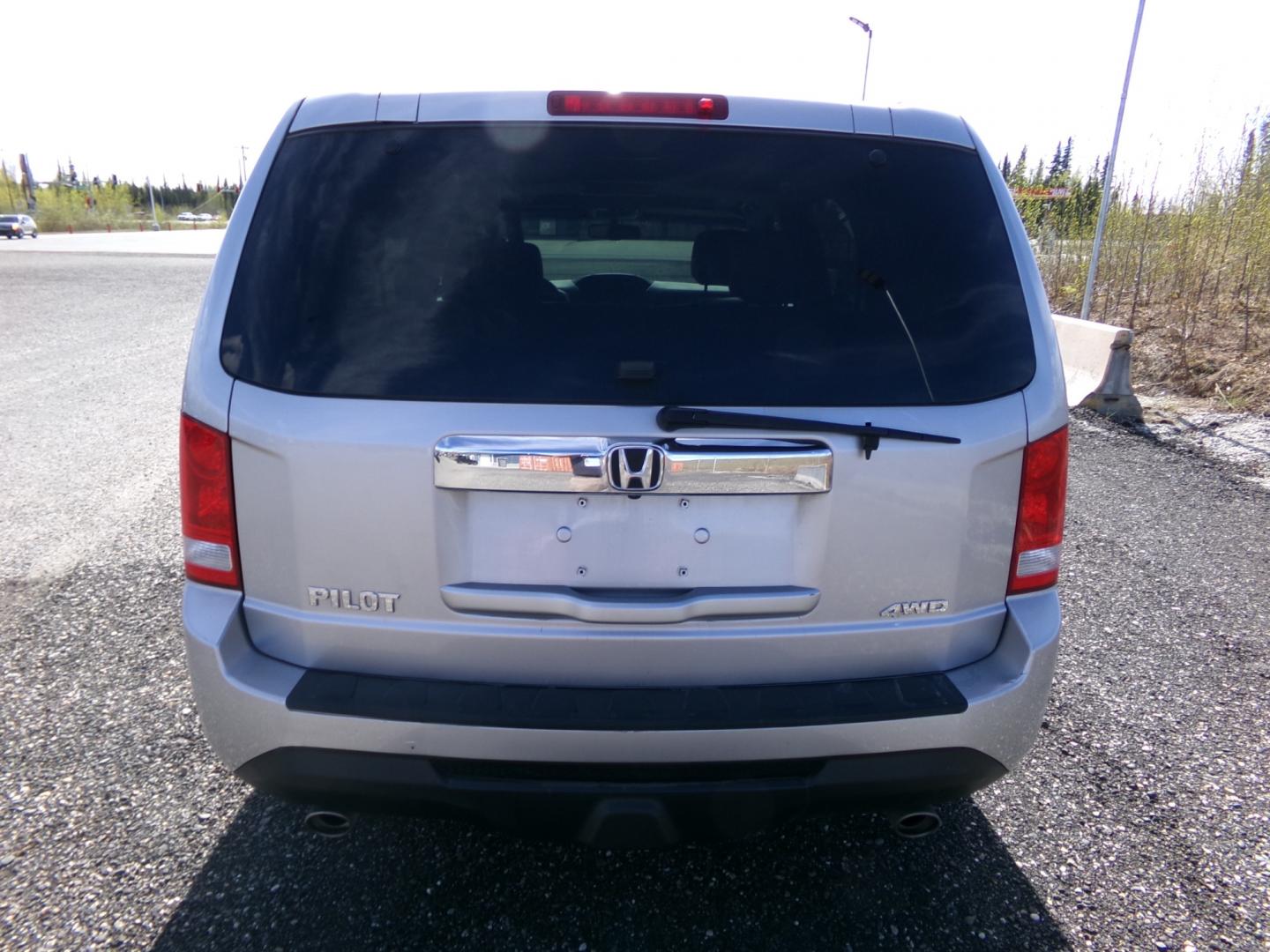 2012 Silver Honda Pilot EX-L 4WD 5-Spd AT with DVD (5FNYF4H6XCB) with an 3.5L V6 SOHC 24V engine, 5-Speed Automatic transmission, located at 2630 Philips Field Rd., Fairbanks, AK, 99709, (907) 458-0593, 64.848068, -147.780609 - Photo#3